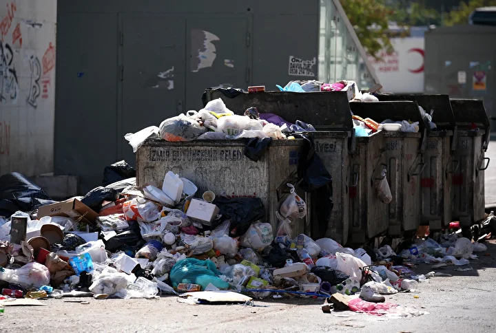 İzmir Karşıyaka'da çöp dağları oluştu, vatandaşlar makûs kokuya reaksiyon gösterdi: İzmir'i fareler bastı, yapamıyorsanız çekin gidin 12 izmir karsiyakada cop daglari olustu vatandaslar mak s kokuya reaksiyon gosterdi izmiri fareler basti yapamiyorsaniz lT74Wj7N