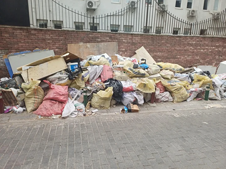 izmirde emekci hareketleri bitti fakat cop sikintisi bitmedi her yer pislik icinde 2 9QuOq5tX