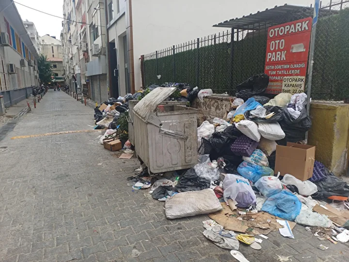izmirde emekci hareketleri bitti fakat cop sikintisi bitmedi her yer pislik icinde 3 jwO6X9TU