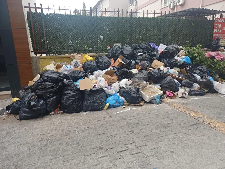 izmirde emekci hareketleri bitti fakat cop sikintisi bitmedi her yer pislik icinde 4 UztUKaL6