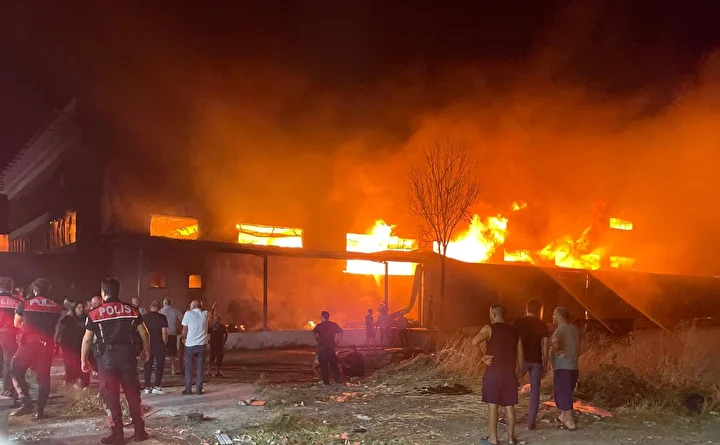 izmirde mobilya fabrikasinda yangin alevler metrelerce yukseldi kentin bircok noktasindan goruldu 20 OTuzGAKC