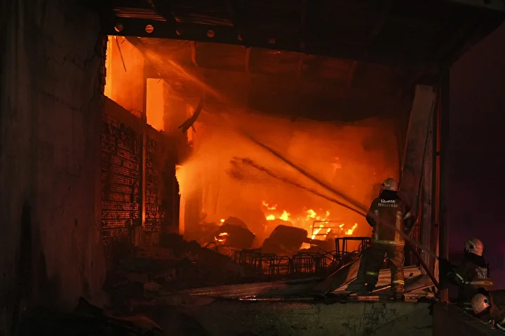izmirde mobilya fabrikasinda yangin alevler metrelerce yukseldi kentin bircok noktasindan goruldu 3 ucFLKKzK