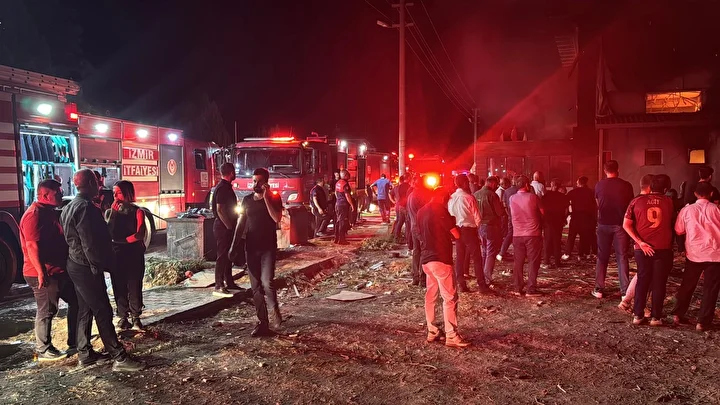 izmirde mobilya fabrikasinda yangin alevler metrelerce yukseldi kentin bircok noktasindan goruldu 4