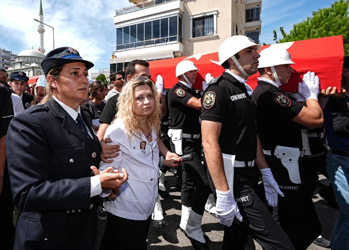 izmirde polis merkezine silahli atakta sehit polisler son seyahatine ugurlandi 10 kLEKtHOP