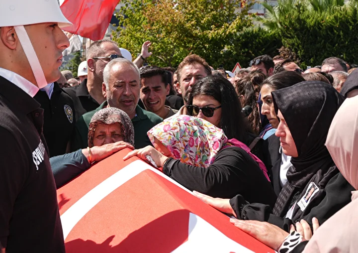 izmirde polis merkezine silahli atakta sehit polisler son seyahatine ugurlandi 13 kNG8yypM