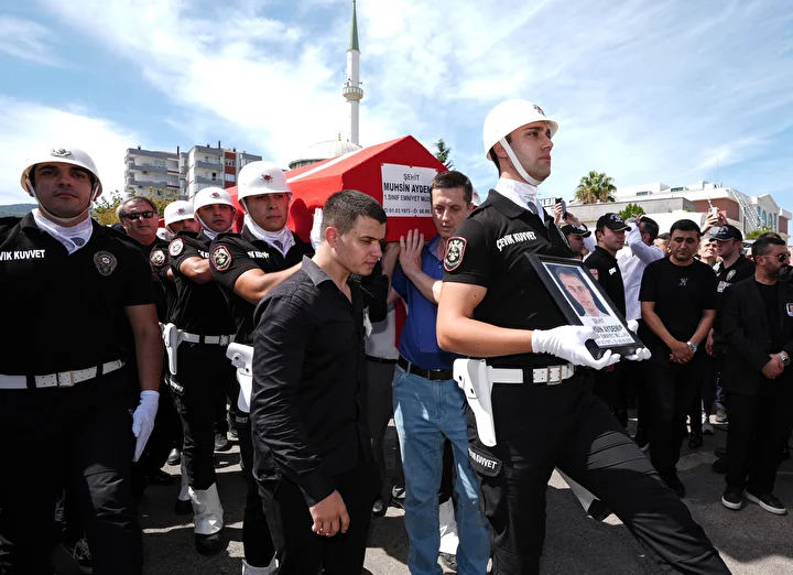 izmirde polis merkezine silahli atakta sehit polisler son seyahatine ugurlandi 15 Jg1LLwTH