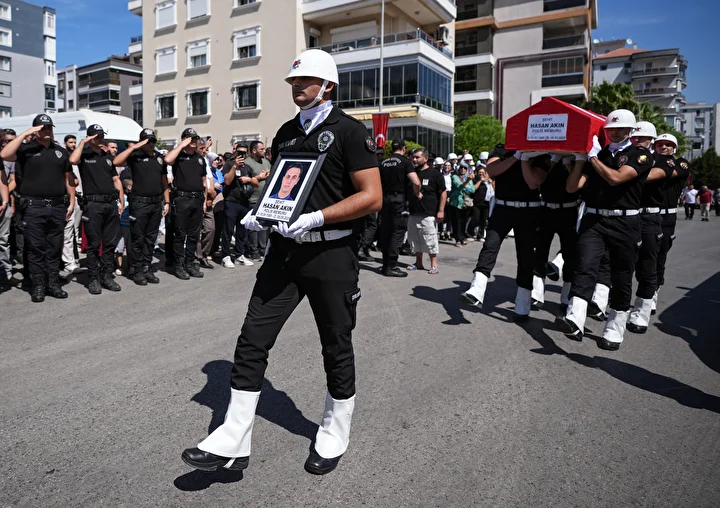izmirde polis merkezine silahli atakta sehit polisler son seyahatine ugurlandi 2 WvO2JTRj