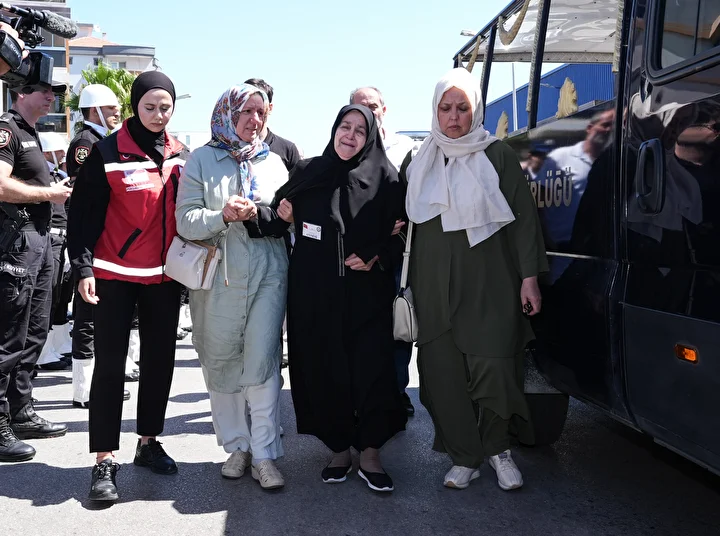 izmirde polis merkezine silahli atakta sehit polisler son seyahatine ugurlandi 25 lgl46PzF