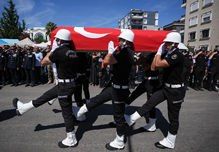 izmirde polis merkezine silahli atakta sehit polisler son seyahatine ugurlandi 6 K3VELdwX