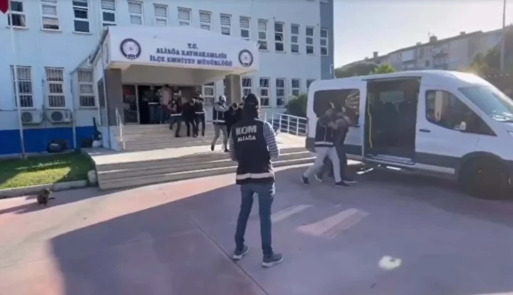 izmirin uc ilcesinde es vakitli operasyon arabanin b tin bolmesinden tabanca cikti 0 DmjDFv2r