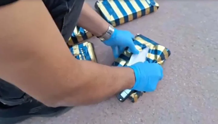 izmirin uc ilcesinde es vakitli operasyon arabanin b tin bolmesinden tabanca cikti 6 ak1TXqqv
