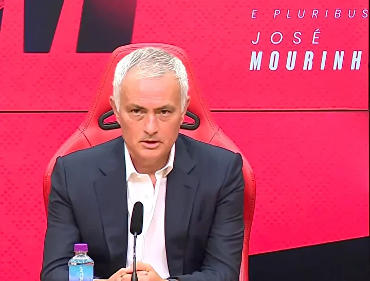 jose mourinhodan fenerbahcelileri kizdiran aciklamalar imza merasiminde salladi 1 RXG8r6Au