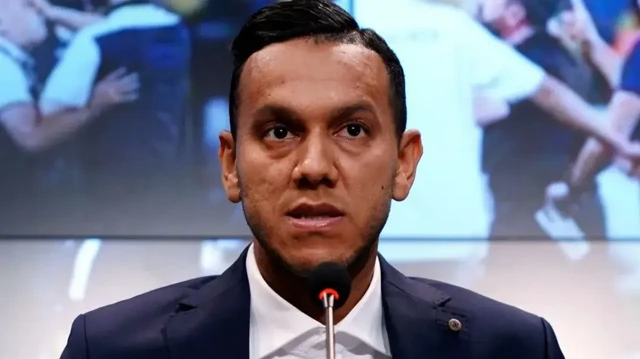 josef de souzadan olay paylasim galatasaray ve fenerbahceli yildiz tipki karede yer aldi GeTk55e1.webp