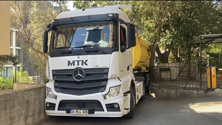 kadikoyde dar sokaga giren hafriyat kamyonu iki duvar ortasina sikisti 0 IFam4YCI