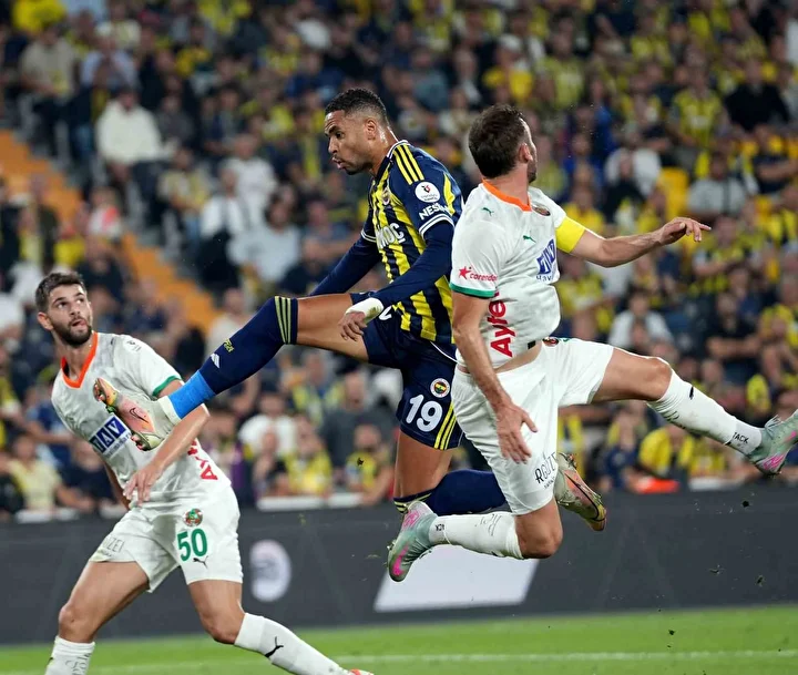 Kadıköy'de şok! Fenerbahçeli taraftarlar yıldız ismi ıslıkladı 1 kadikoyde sok fenerbahceli taraftarlar yildiz ismi islikladi 0 kGdN8D5R