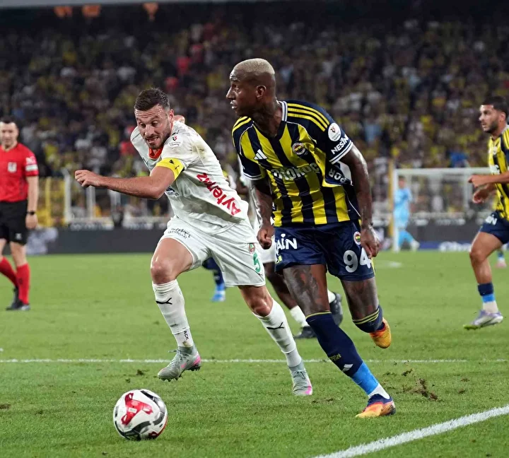 Kadıköy'de şok! Fenerbahçeli taraftarlar yıldız ismi ıslıkladı 4 kadikoyde sok fenerbahceli taraftarlar yildiz ismi islikladi 3 LNdUcbmN