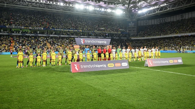 Kadıköy’de şok! Fenerbahçeli taraftarlar yıldız ismi ıslıkladı kadikoyde sok fenerbahceli taraftarlar yildiz ismi islikladi X5Daaw28.webp