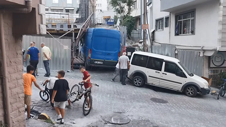 kagithanede soforunun direksiyon hakimiyetini kaybettigi minibus insaat alanina girdi 0 i9g5FQH8