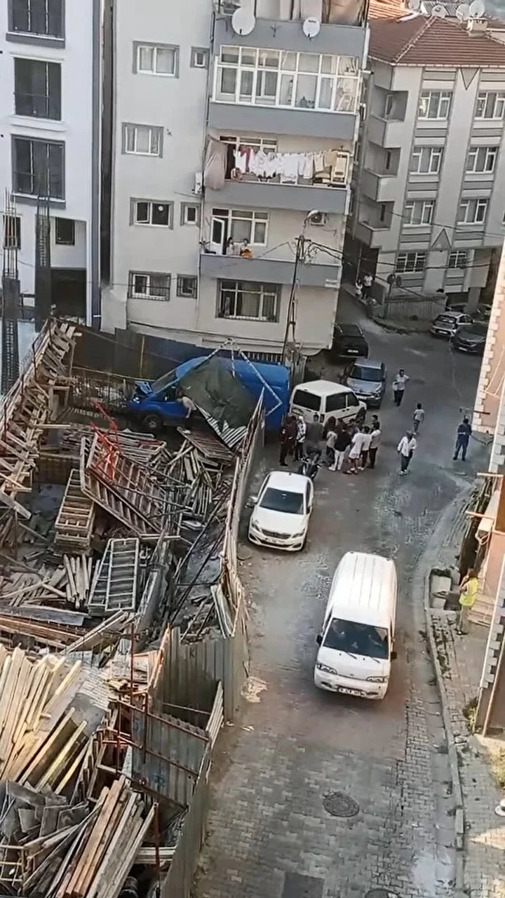 kagithanede soforunun direksiyon hakimiyetini kaybettigi minibus insaat alanina girdi 1 MIiM1RqG