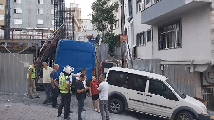 kagithanede soforunun direksiyon hakimiyetini kaybettigi minibus insaat alanina girdi 2
