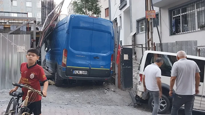 kagithanede soforunun direksiyon hakimiyetini kaybettigi minibus insaat alanina girdi 3 5ui3MbIp