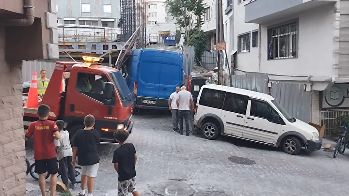 kagithanede soforunun direksiyon hakimiyetini kaybettigi minibus insaat alanina girdi 4 52grrYvn
