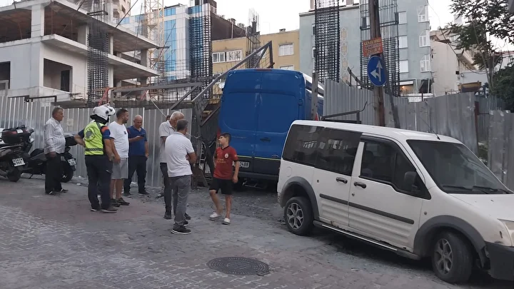 kagithanede soforunun direksiyon hakimiyetini kaybettigi minibus insaat alanina girdi 5 57Qt6CR4