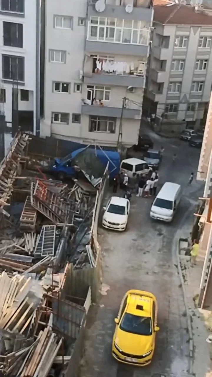 kagithanede soforunun direksiyon hakimiyetini kaybettigi minibus insaat alanina girdi 6 dVjucsmg