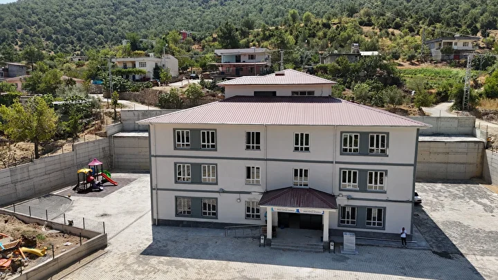 Kahramanmaraş'ta zelzelenin yaraları sarılıyor: İnşa edilen okul sayısı 61'e ulaştı 12 kahramanmarasta zelzelenin yaralari sariliyor insa edilen okul sayisi 61e ulasti 11 vKHuW5WY