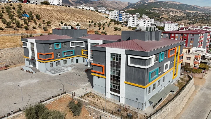 Kahramanmaraş'ta zelzelenin yaraları sarılıyor: İnşa edilen okul sayısı 61'e ulaştı 5 kahramanmarasta zelzelenin yaralari sariliyor insa edilen okul sayisi 61e ulasti 4 DTvJ8ZKO