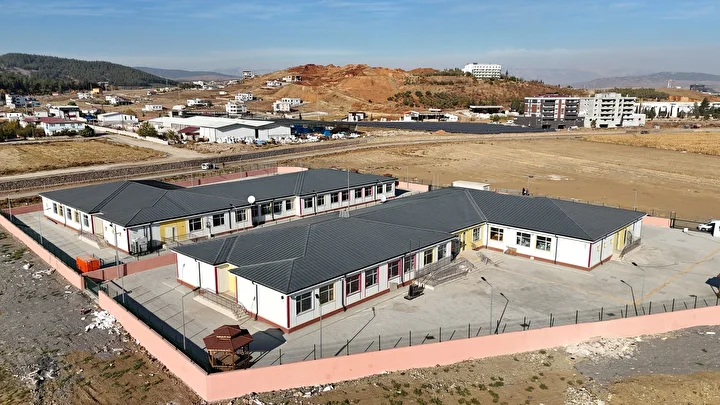 Kahramanmaraş'ta zelzelenin yaraları sarılıyor: İnşa edilen okul sayısı 61'e ulaştı 8 kahramanmarasta zelzelenin yaralari sariliyor insa edilen okul sayisi 61e ulasti 7 SLAN4RKW