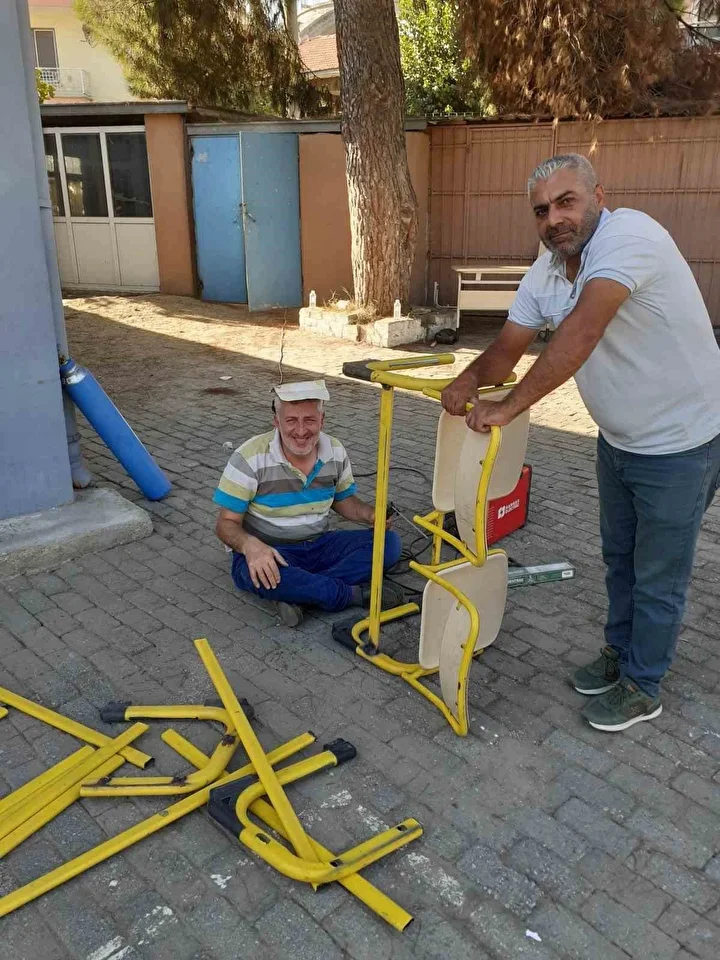 Kaynakçı değil okul müdürü: Öğrencilerinin daha iyi kaidelerde yaşamadı için okuldaki sıralara kaynak yaptı 4 kaynakci degil okul muduru ogrencilerinin daha iyi kaidelerde yasamadi icin okuldaki siralara kaynak yapti KZm7T6Aa