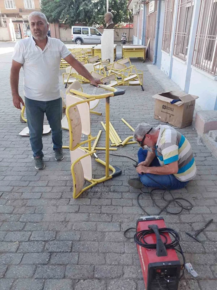 Kaynakçı değil okul müdürü: Öğrencilerinin daha iyi kaidelerde yaşamadı için okuldaki sıralara kaynak yaptı 1 kaynakci degil okul muduru ogrencilerinin daha iyi kaidelerde yasamadi icin okuldaki siralara kaynak yapti ZnHegjdX