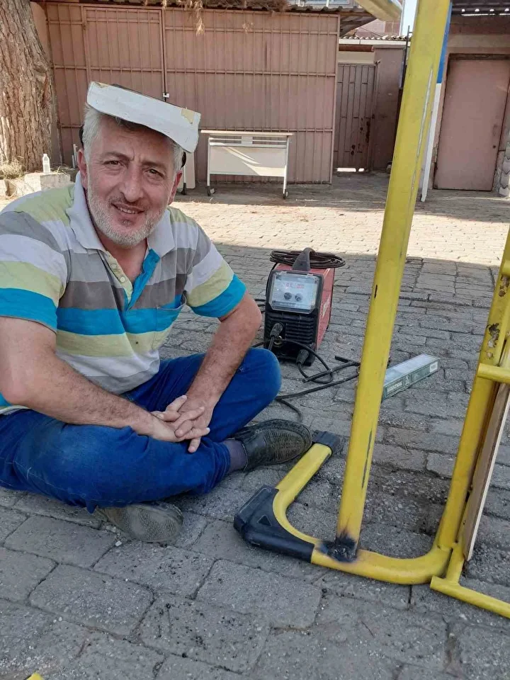 Kaynakçı değil okul müdürü: Öğrencilerinin daha iyi kaidelerde yaşamadı için okuldaki sıralara kaynak yaptı 3 kaynakci degil okul muduru ogrencilerinin daha iyi kaidelerde yasamadi icin okuldaki siralara kaynak yapti h8CTJVVv