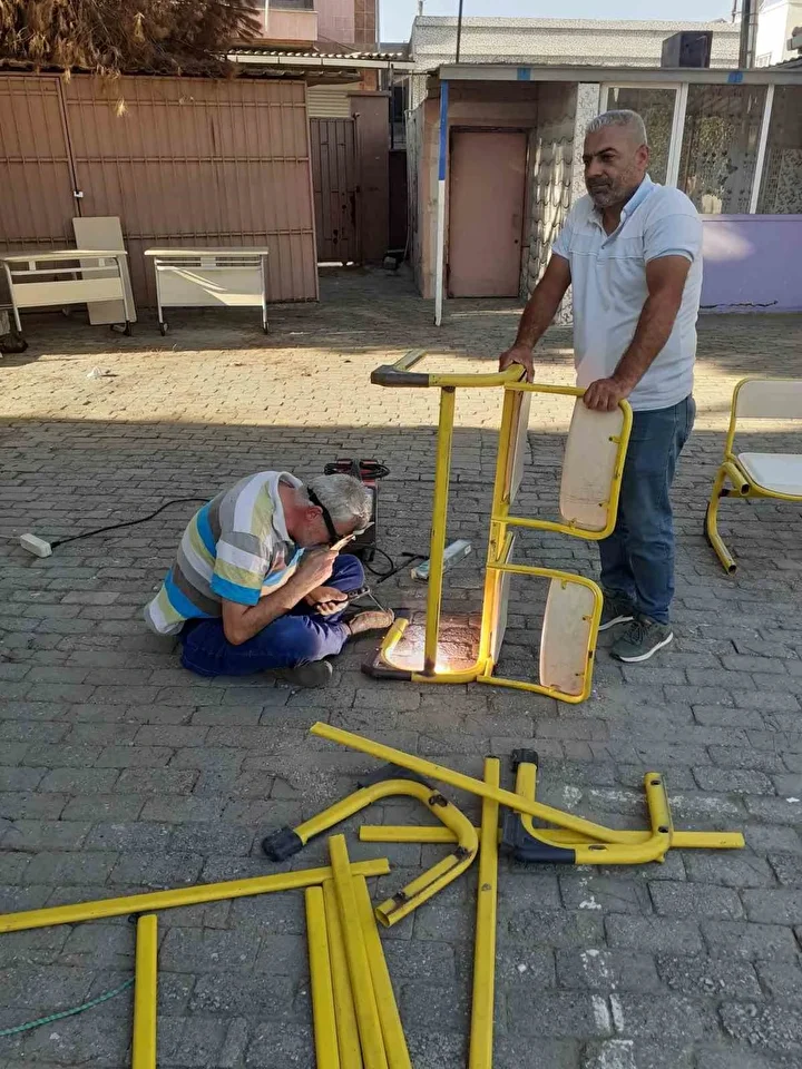 Kaynakçı değil okul müdürü: Öğrencilerinin daha iyi kaidelerde yaşamadı için okuldaki sıralara kaynak yaptı 2 kaynakci degil okul muduru ogrencilerinin daha iyi kaidelerde yasamadi icin okuldaki siralara kaynak yapti ygYwFryG