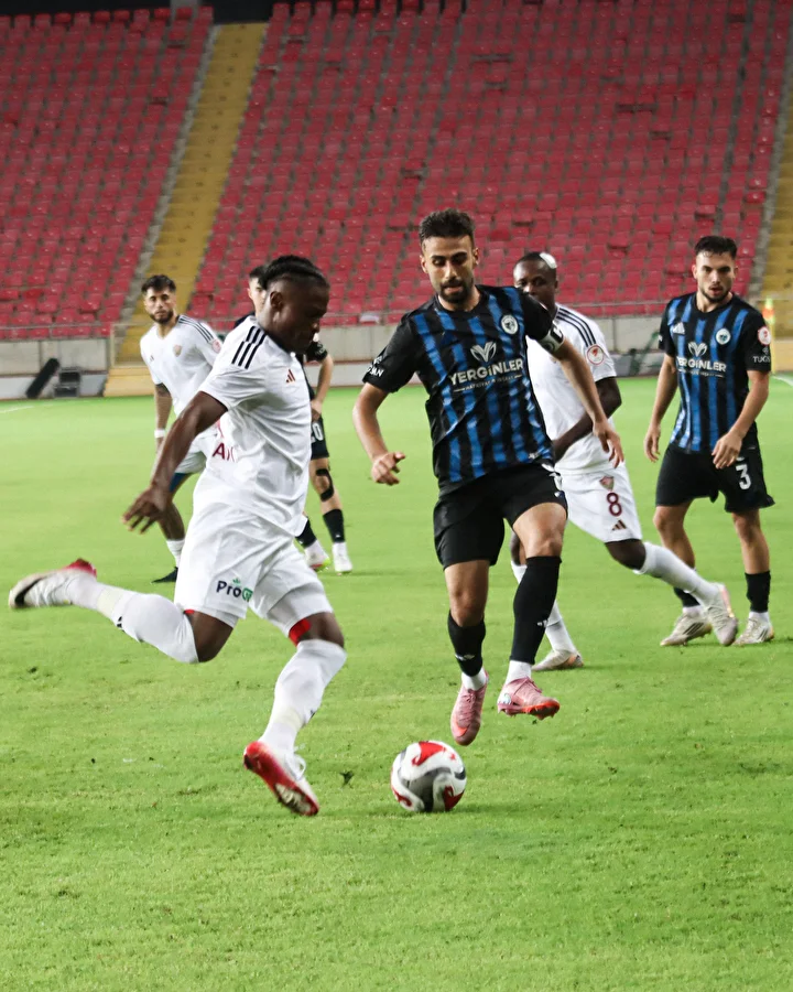 Kaza yapan araçtaki yaralıların yardımına futbolcular koştu 1 kaza yapan aractaki yaralilarin yardimina futbolcular kostu 0 b32VmmhO