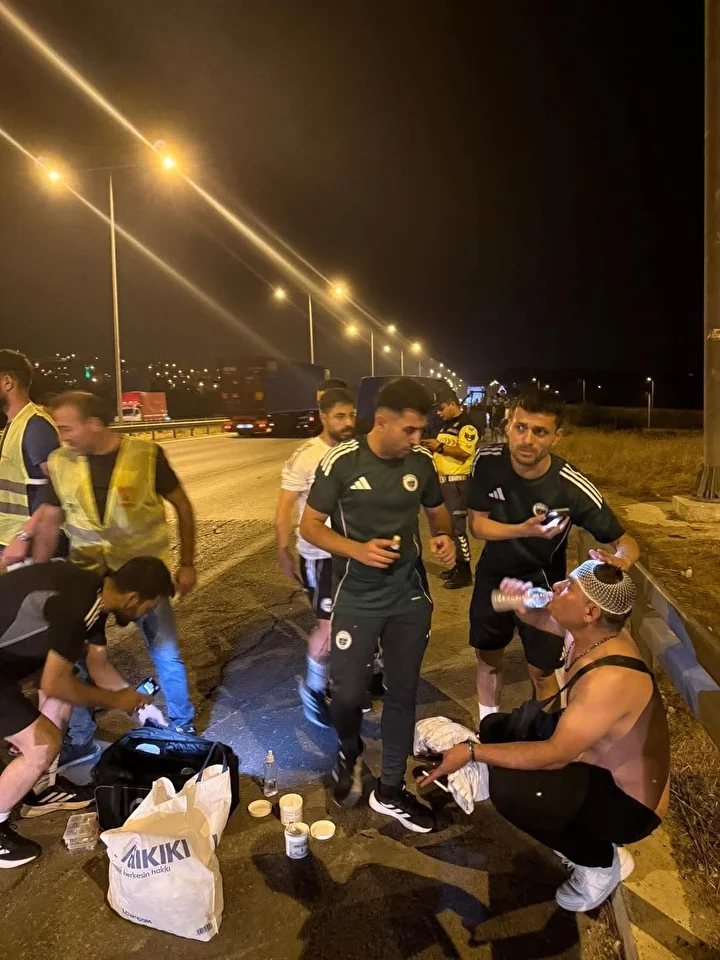 Kaza yapan araçtaki yaralıların yardımına futbolcular koştu 2 kaza yapan aractaki yaralilarin yardimina futbolcular kostu 1 snAhQLBp