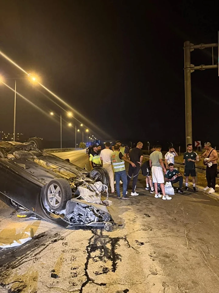 Kaza yapan araçtaki yaralıların yardımına futbolcular koştu 3 kaza yapan aractaki yaralilarin yardimina futbolcular kostu 2 CEsHAnaL