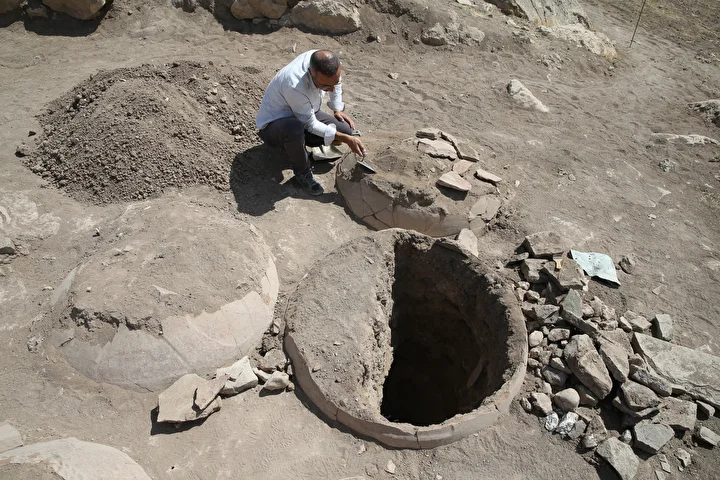 kevenli kalesi kalintisinda civi yazili 76 pithos ortaya cikarildi 13 PAUEsfhe