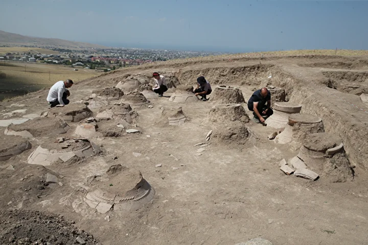 kevenli kalesi kalintisinda civi yazili 76 pithos ortaya cikarildi 15 QUBH5IIH