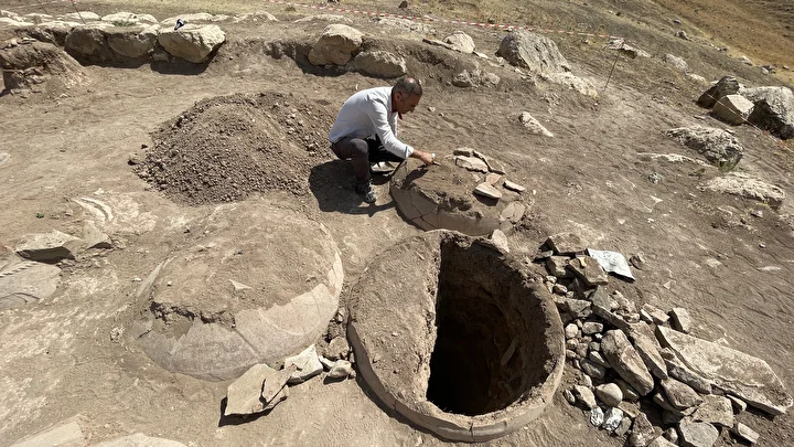 kevenli kalesi kalintisinda civi yazili 76 pithos ortaya cikarildi 4 jvik2RNO
