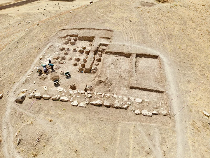kevenli kalesi kalintisinda civi yazili 76 pithos ortaya cikarildi 9