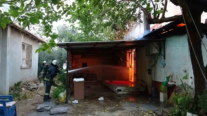 kizini alevlerin ortasindan cikardi konutu gozlerinin onunde kule dondu 0 mgYv4HCq