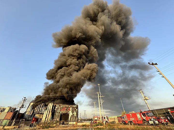 Kocaeli’de lojistik deposunda yangın: İtfaiye takımları saatlerdir müdahale ediyor 4 kocaelide lojistik deposunda yangin itfaiye takimlari saatlerdir mudahale ediyor 3 S1rrQprt