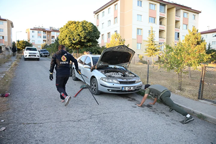 kopeklerden kacip arabanin kaputuna sigindi 5 ltFKLShc