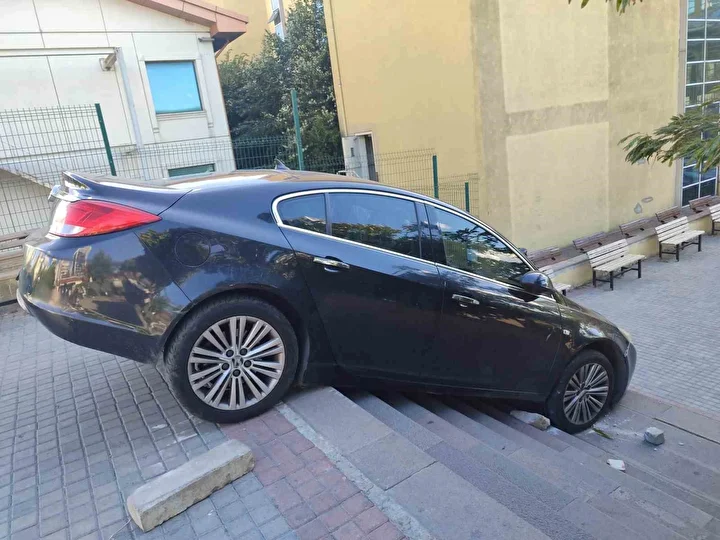 kucukcekmecede sofor fark etmedigi merdivenlerde asili kaldi 0