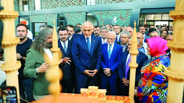 kultur kentinde senlik coskusu L4B1ZFyT.webp
