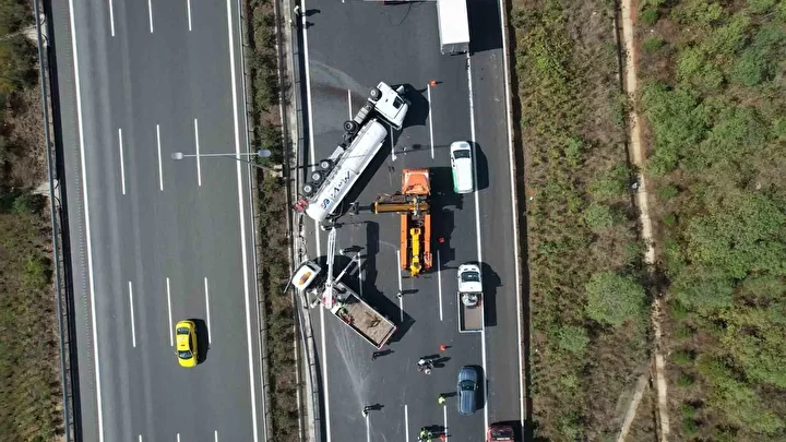 kuzey marmara otoyolunda tir devrildi trafik kilitlendi tir soforu yaralandi 0 UNSyQpgN