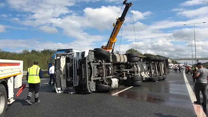 kuzey marmara otoyolunda tir devrildi trafik kilitlendi tir soforu yaralandi 1 YVPugnT7