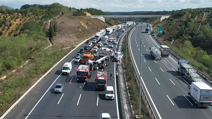 kuzey marmara otoyolunda tir devrildi trafik kilitlendi tir soforu yaralandi 2 VnbJCibv